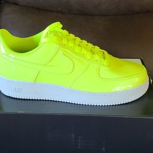 Nike Air Force 1. Volt/White. Mens 10.5
